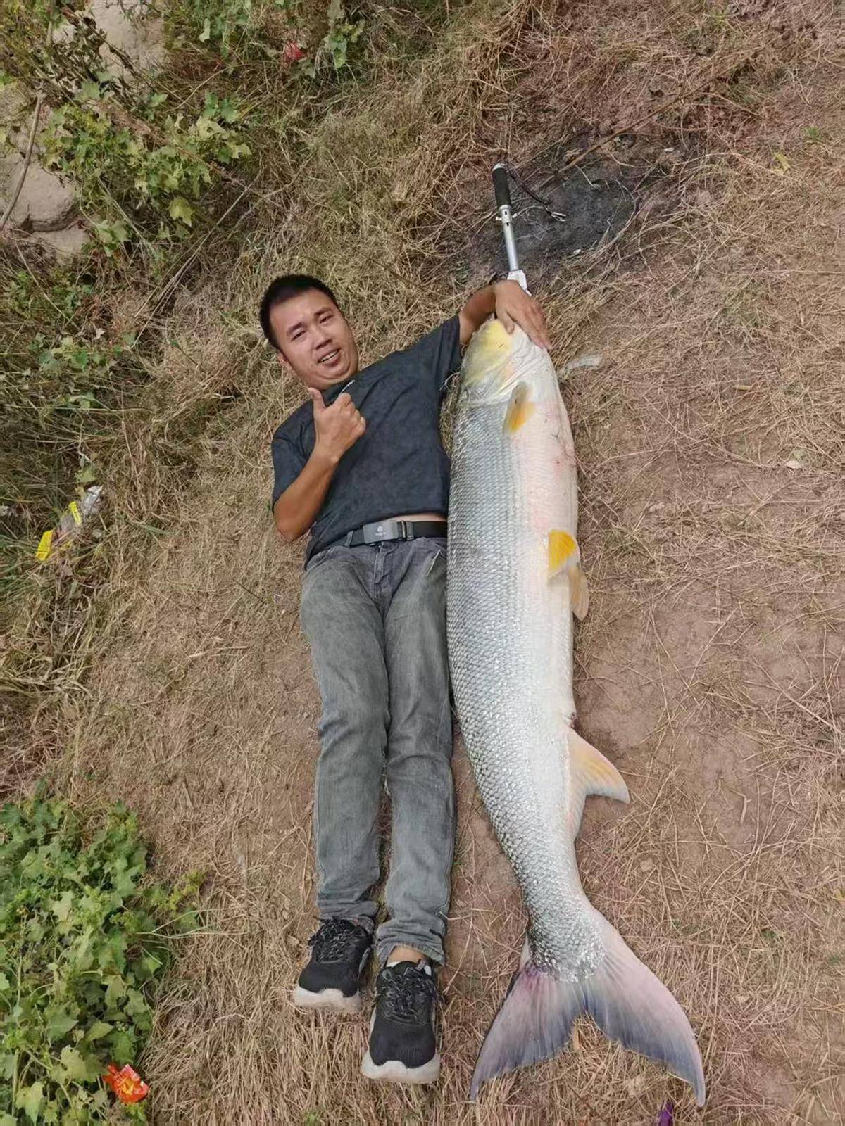 重庆一男子钓上79斤鳡鱼后<strong></p>
<p>币泰虚拟币</strong>,背着鱼在闹市当“显眼包”穿行20分钟,本人:有1.64米长