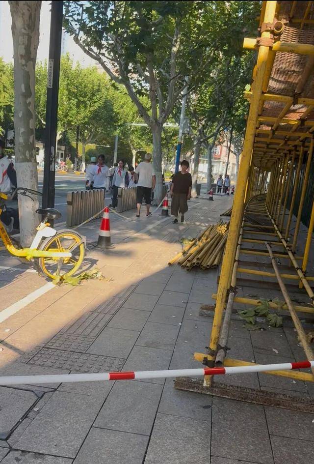 事发上海校门口！学生上学像闯关：夹缝中慢慢腾挪<strong></p>
<p>币泰虚拟币</strong>，与非机动车迎面对冲…家长担忧：何时是头