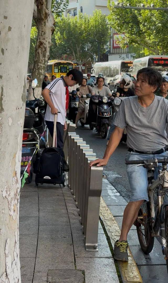 事发上海校门口！学生上学像闯关：夹缝中慢慢腾挪<strong></p>
<p>币泰虚拟币</strong>，与非机动车迎面对冲…家长担忧：何时是头