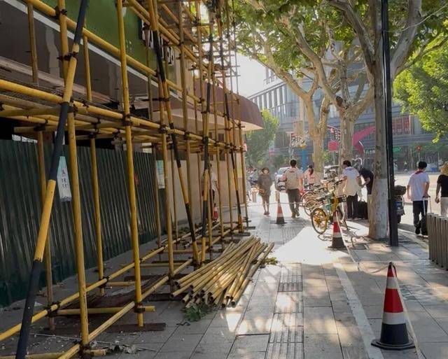 事发上海校门口！学生上学像闯关：夹缝中慢慢腾挪<strong></p>
<p>币泰虚拟币</strong>，与非机动车迎面对冲…家长担忧：何时是头