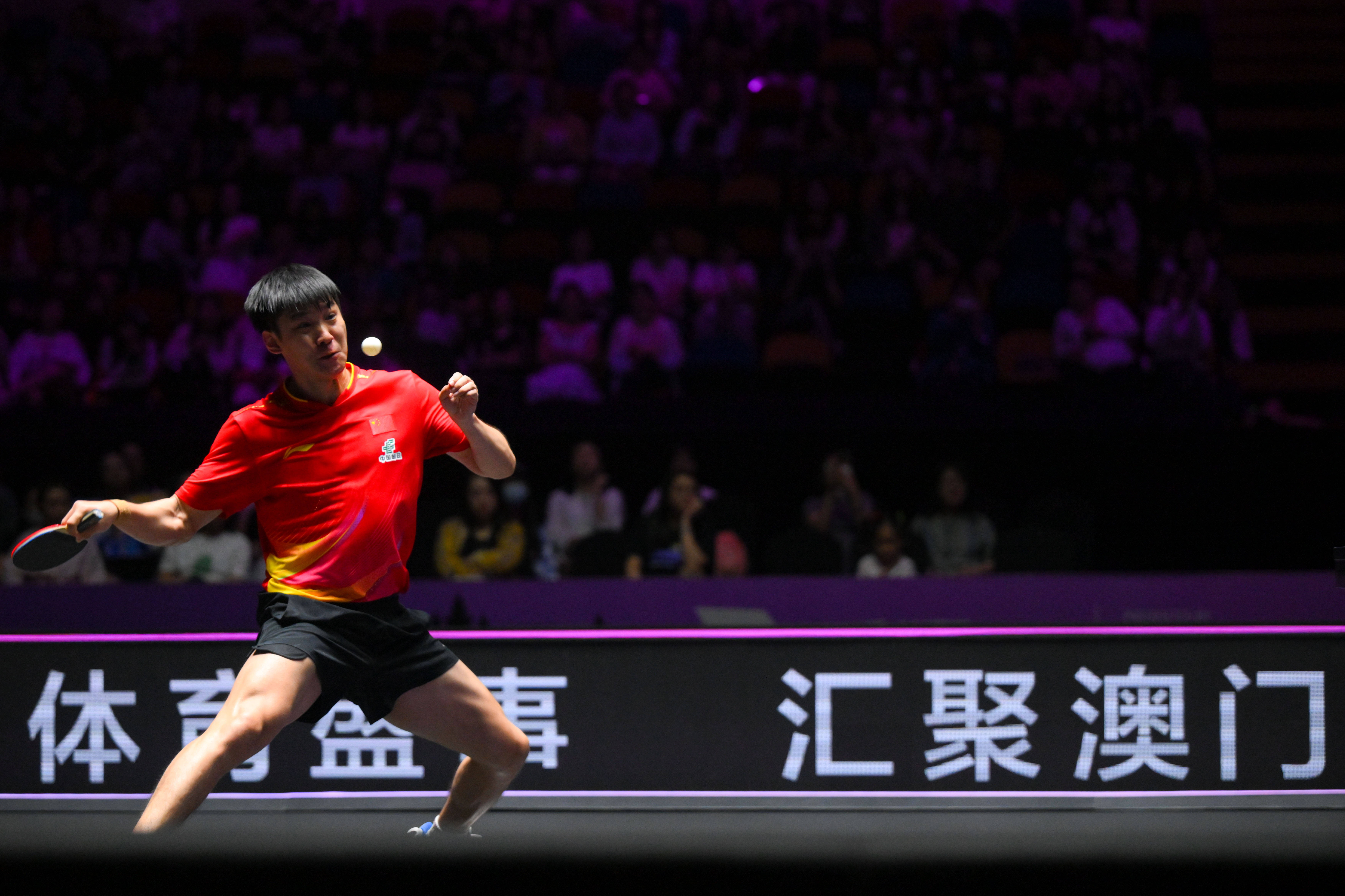 （体育）乒乓球——WTT澳门冠军赛：薛飞淘汰张本智和 晋级男单16强