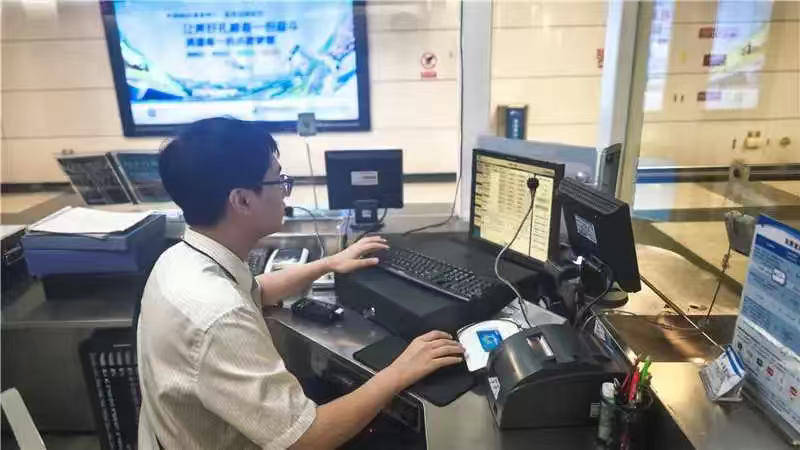 一根牙签“抢”回25万元!一老年乘客手机被“黑”<strong></p>
<p>虚拟币动画</strong>,地铁值班站长紧急取卡