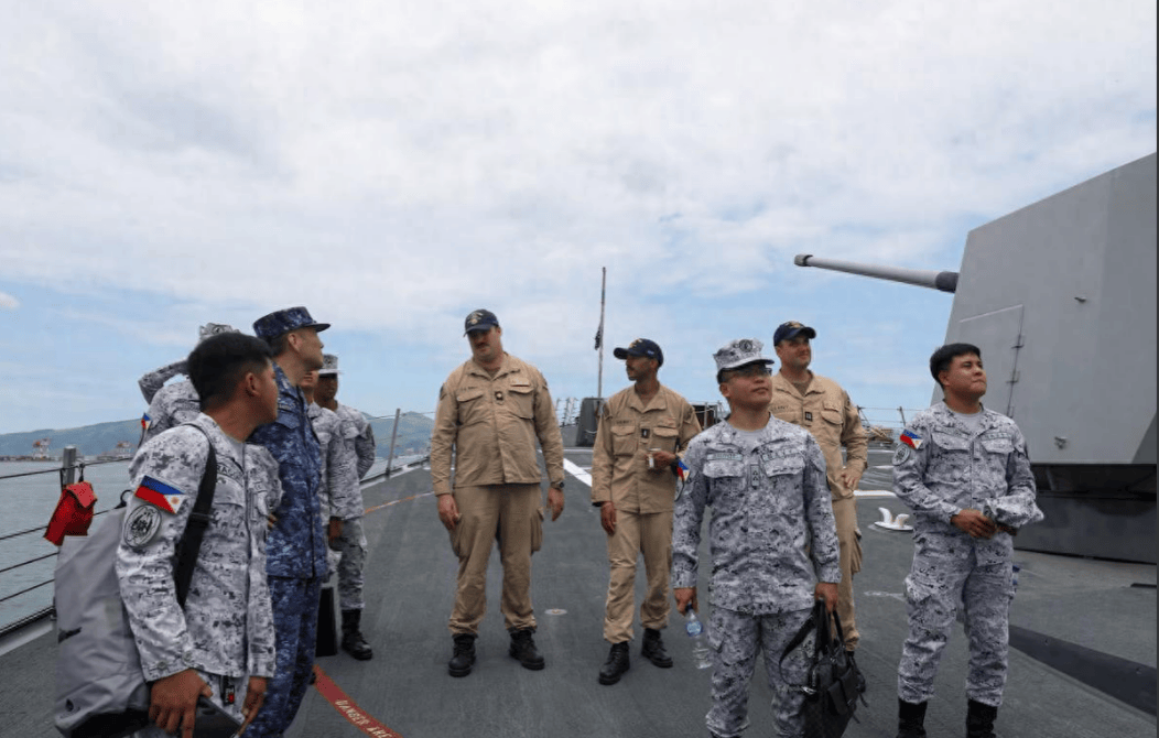 菲军主力舰刚出门，054A就堵在南海大门，美日军舰不敢靠近半步