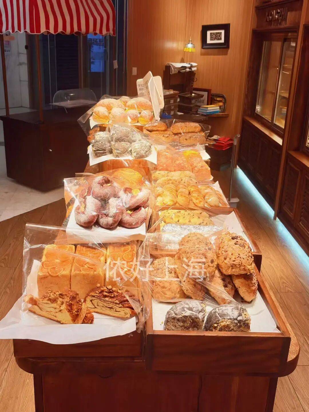 看着心疼<strong></p>
<p>虚拟币动画</strong>!上海网红店将没卖掉的面包整框扔了?网友吵翻