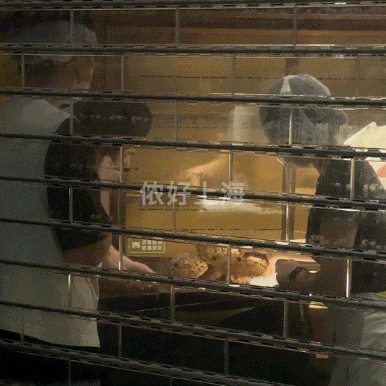 看着心疼<strong></p>
<p>虚拟币动画</strong>!上海网红店将没卖掉的面包整框扔了?网友吵翻