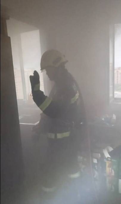 男子炖鸡后回卧室倒头就睡<strong></p>
<p>虚拟币动画</strong>，醒来身边站满消防员……