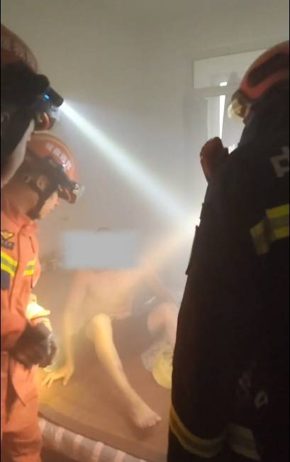 男子炖鸡后回卧室倒头就睡<strong></p>
<p>虚拟币动画</strong>，醒来身边站满消防员……