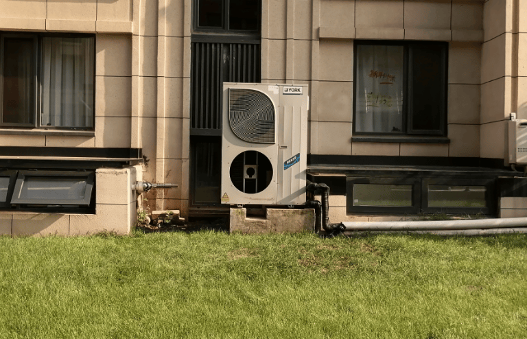 大连男子入住新居后，一家人被嗡鸣声扰得无法入睡，竟是因邻居安装了空气能外机……