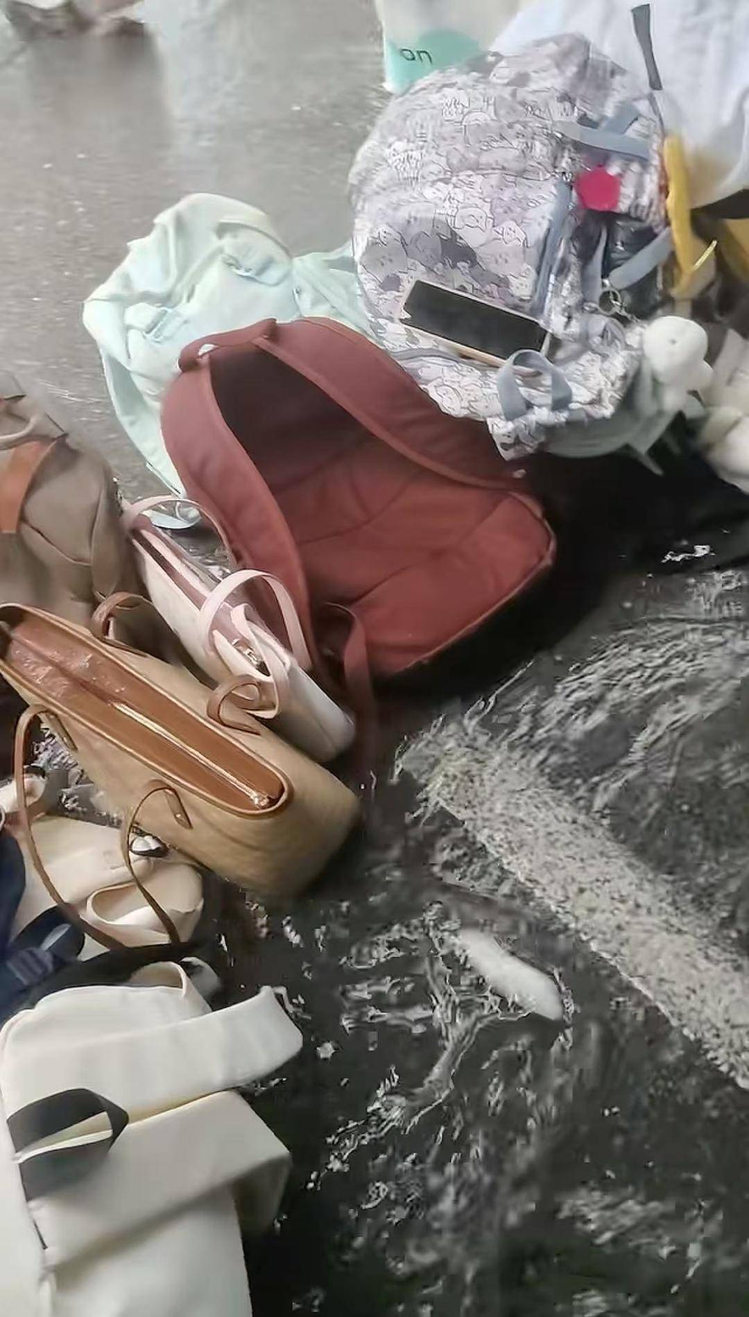 九江一教资考点多名考生存放的物品被暴雨淋湿损坏<strong></p>
<p>虚拟币动画</strong>,学校称将核实情况进行赔付