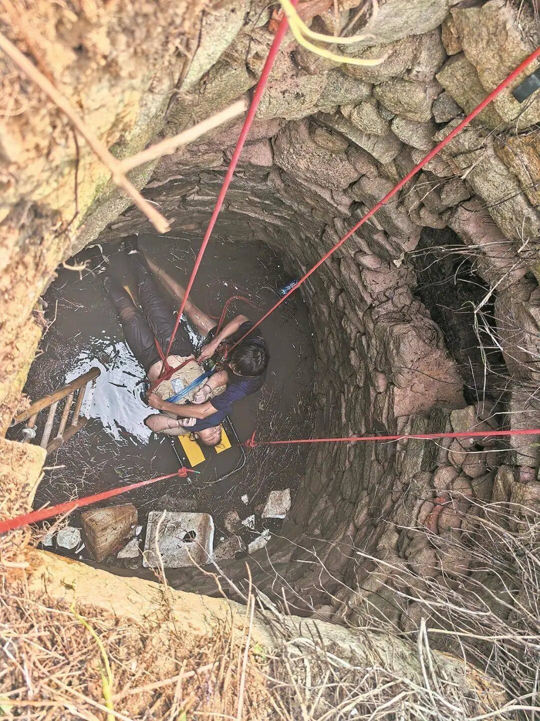 泉州坠井女子“54小时噩梦”:几条蛇爬身上<strong></p>
<p>菲乐虚拟币</strong>,双侧肋骨骨折!绝望时靠一个信念坚持活下来……