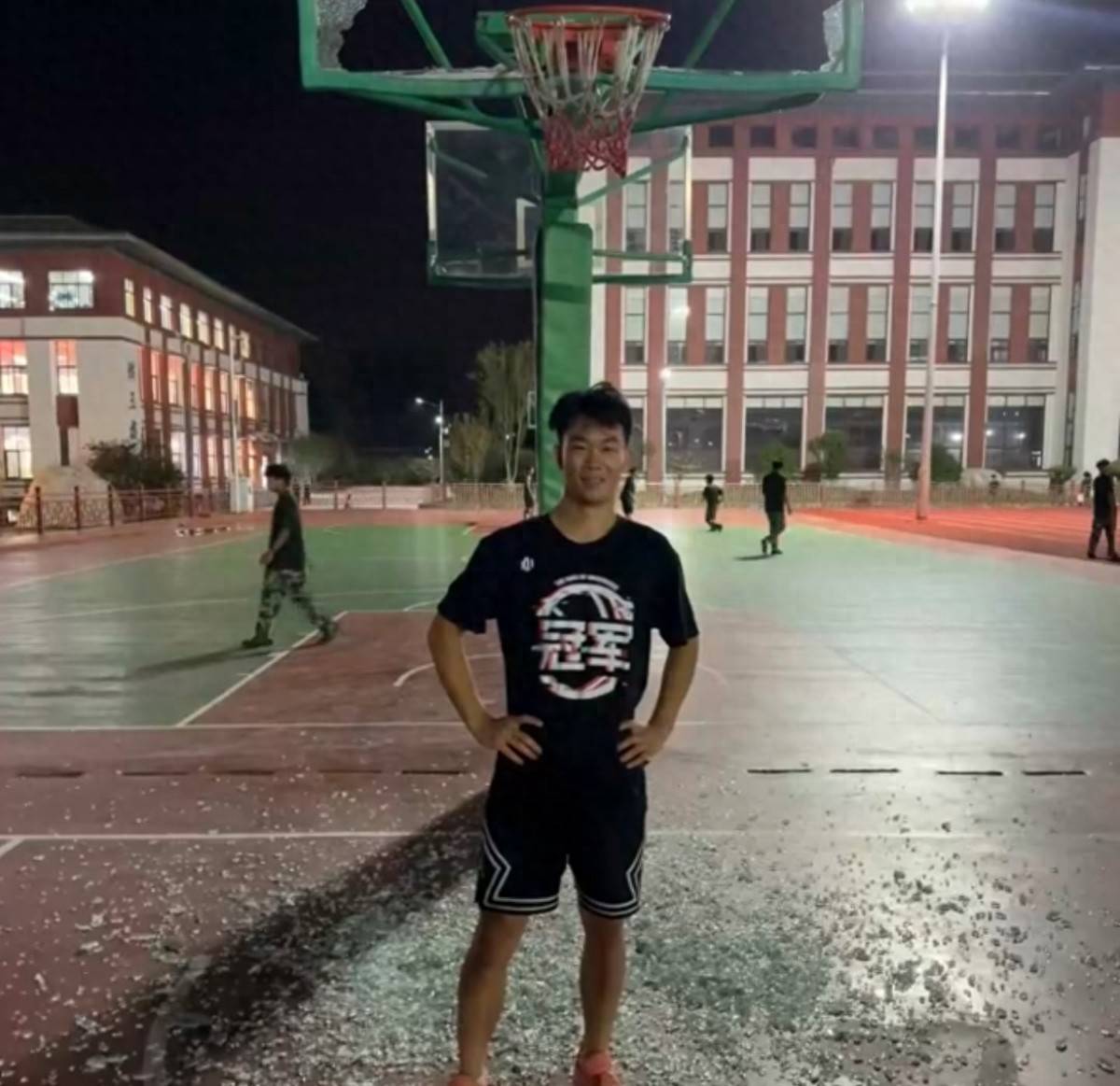 郑州178厘米大学生扣碎篮板<strong></p>
<p>菲乐虚拟币</strong>,校方:说明弹跳力好!学校出资购买新篮板,已安装好