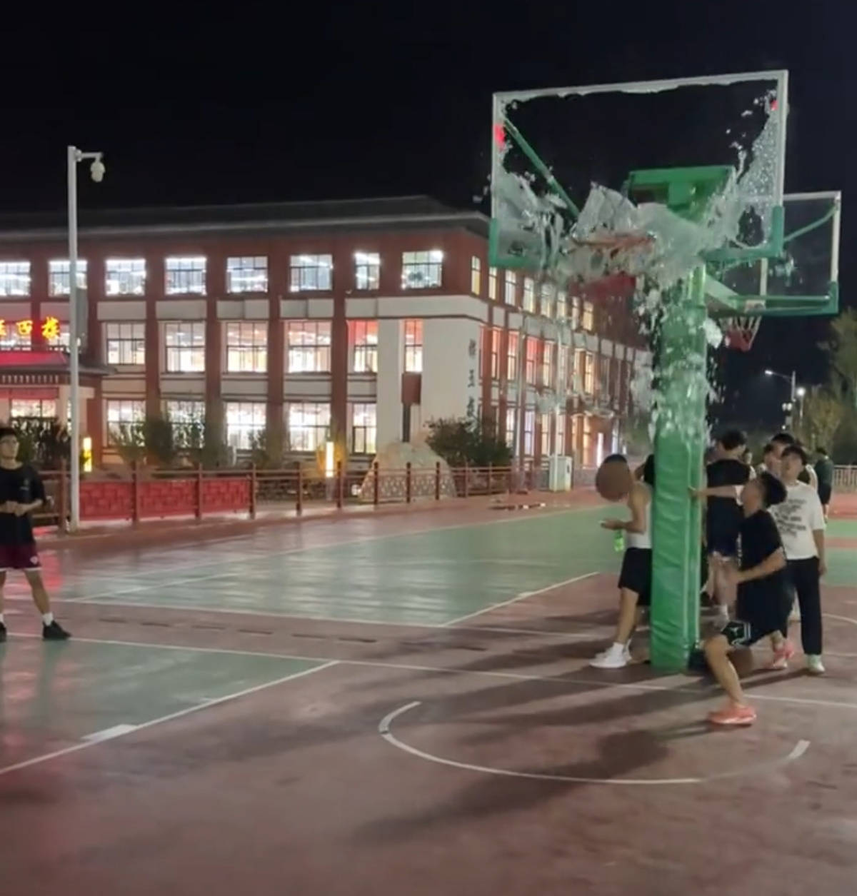 郑州178厘米大学生扣碎篮板<strong></p>
<p>菲乐虚拟币</strong>,校方:说明弹跳力好!学校出资购买新篮板,已安装好