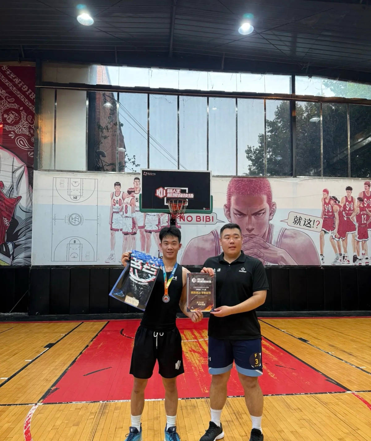 郑州178厘米大学生扣碎篮板<strong></p>
<p>菲乐虚拟币</strong>,校方:说明弹跳力好!学校出资购买新篮板,已安装好