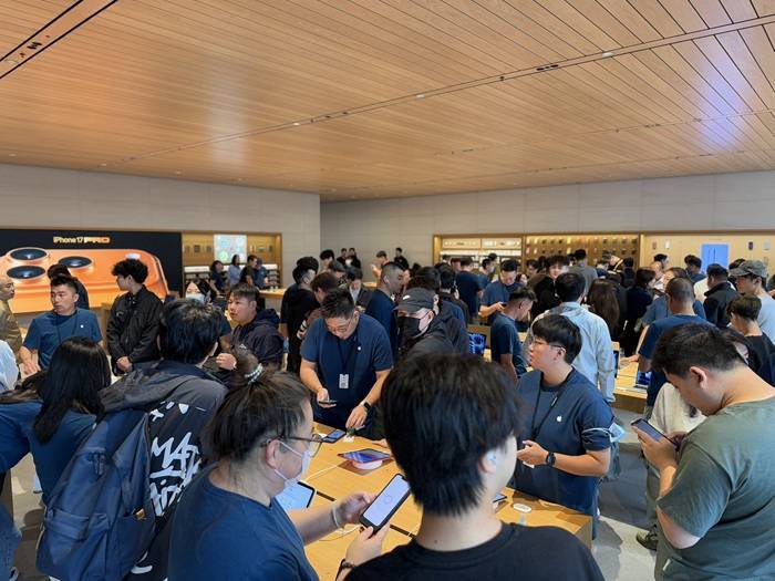 iPhone 17正式开售<strong></p>
<p>虚拟币锁金</strong>，橙色Pro Max黄牛最高加价1500元