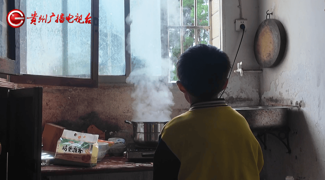 心酸！12岁男孩“独居”贵阳一安置房内<strong></p>
<p>虚拟币锁金</strong>，父亲回应：迫于无奈，因为……