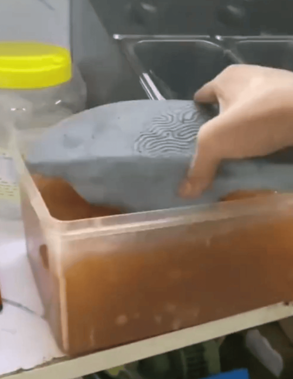 深圳一奶茶店员工脱下拖鞋放进小料盆<strong></p>
<p>虚拟币锁金</strong>，店长称其第一天上班已被警方带走 “贡茶总部”否认是加盟店