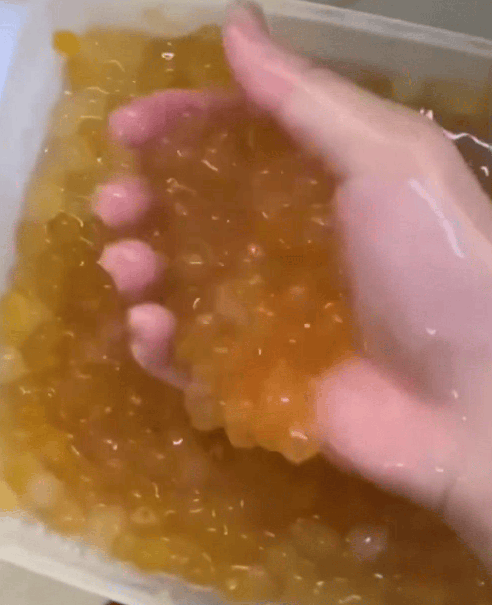 深圳一奶茶店员工脱下拖鞋放进小料盆<strong></p>
<p>虚拟币锁金</strong>，店长称其第一天上班已被警方带走 “贡茶总部”否认是加盟店