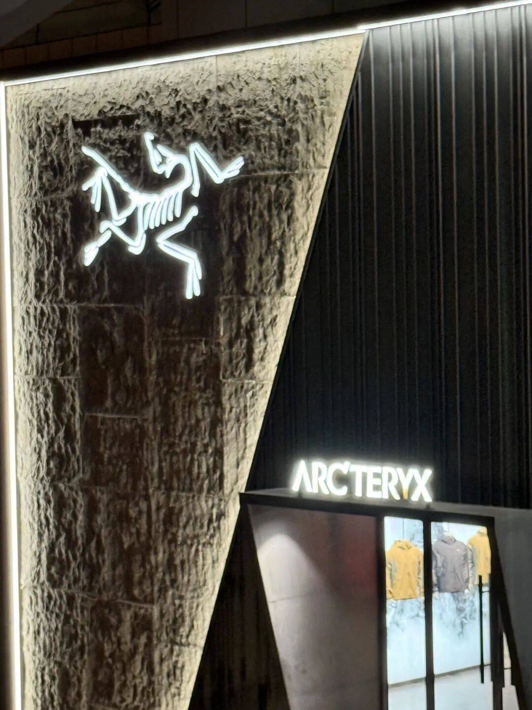 消费者开始退货<strong></p>
<p>虚拟币贸易</strong>!始祖鸟又被曝海内外道歉内容不一致