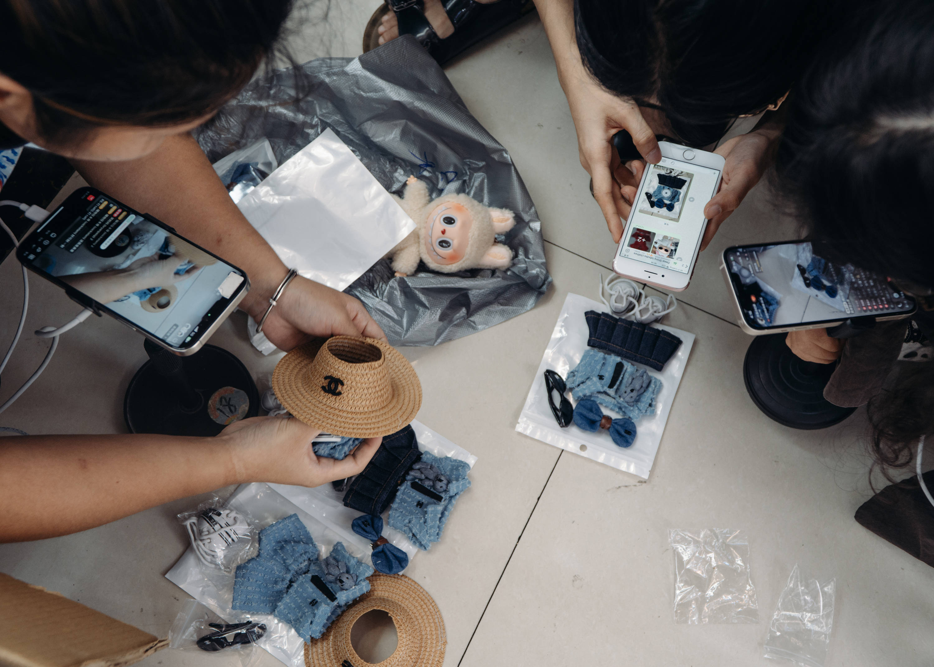 她裸辞带2万到义乌 卖玩偶衣服日入千元