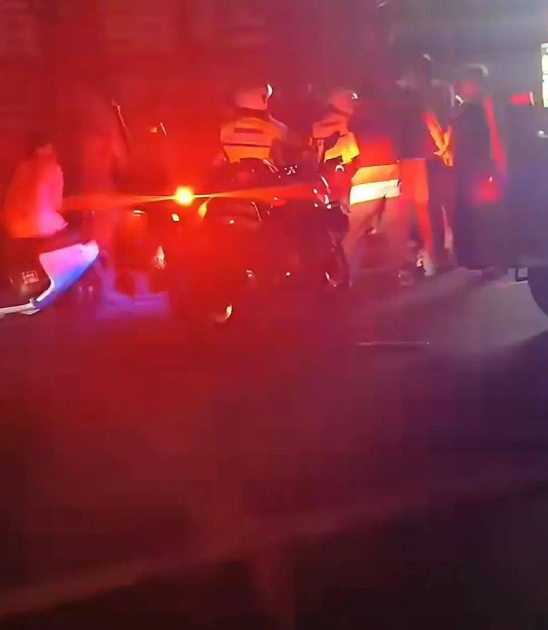 赣州警方通报“一餐饮店深夜多人打架斗殴”:2人酒后与邻桌发生冲突<strong></p>
<p>虚拟币卖钱</strong>,用酒瓶砸伤对方,并取刀致对方轻伤,涉案人员已被采取强制措施