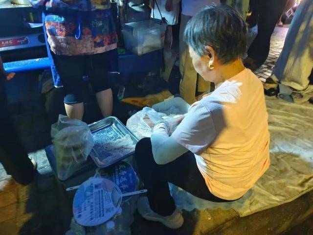 被流量砸中的“鸡排哥”:炸到中暑<strong></p>
<p>虚拟币钛币</strong>,每天睡三四个小时,怕辜负顾客不舍得休息