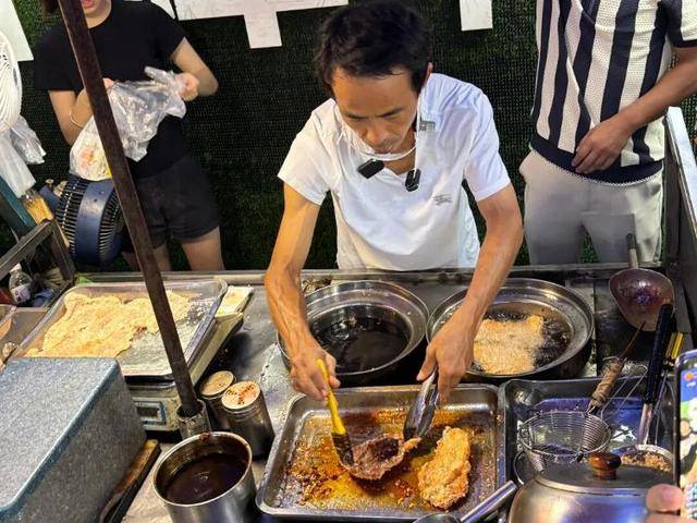 被流量砸中的“鸡排哥”:炸到中暑<strong></p>
<p>虚拟币钛币</strong>,每天睡三四个小时,怕辜负顾客不舍得休息