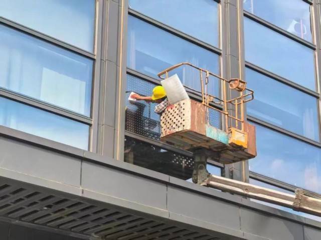 北京一座大厦楼下躺了14只鸟<strong></p>
<p>带虚拟币</strong>,12只已死亡!元凶竟是玻璃