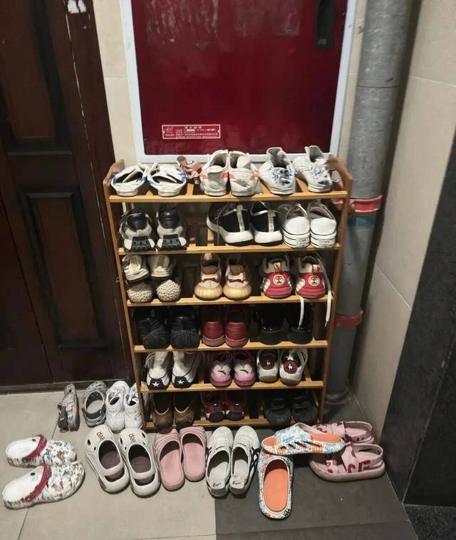 物业“不让门口放鞋子”<strong></p>
<p>带虚拟币</strong>,门口放鞋柜违法吗?