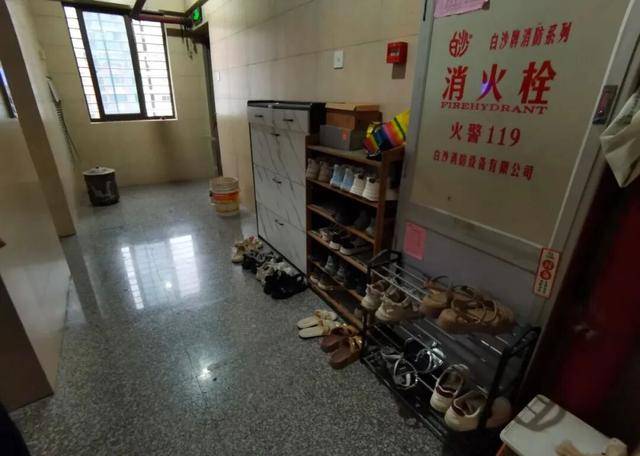 物业“不让门口放鞋子”<strong></p>
<p>带虚拟币</strong>,门口放鞋柜违法吗?