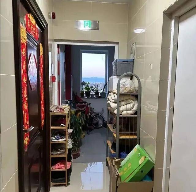 物业“不让门口放鞋子”<strong></p>
<p>带虚拟币</strong>,门口放鞋柜违法吗?