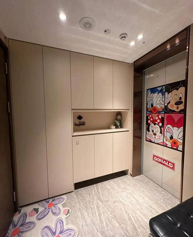 物业“不让门口放鞋子”<strong></p>
<p>带虚拟币</strong>,门口放鞋柜违法吗?