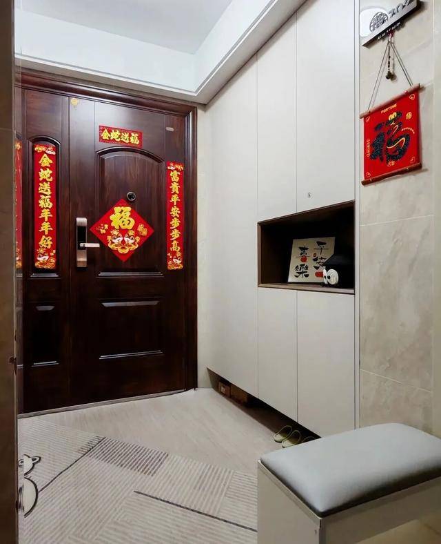 物业“不让门口放鞋子”<strong></p>
<p>带虚拟币</strong>,门口放鞋柜违法吗?