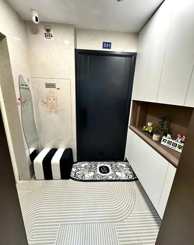 物业“不让门口放鞋子”<strong></p>
<p>带虚拟币</strong>,门口放鞋柜违法吗?