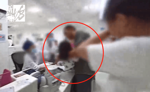 事发上海晚高峰！汹涌车流中<strong></p>
<p>3Q虚拟币</strong>，一男子绝望跳车，直奔民警而去……