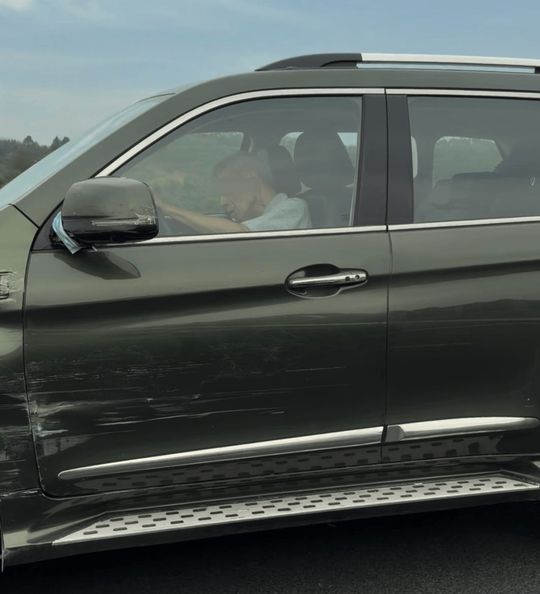 “司机像没意识了一样!”男子称SUV在高速上慢行、撞上石墩也不停<strong></p>
<p>虚拟币流量</strong>,交警:司机目前无生命危险