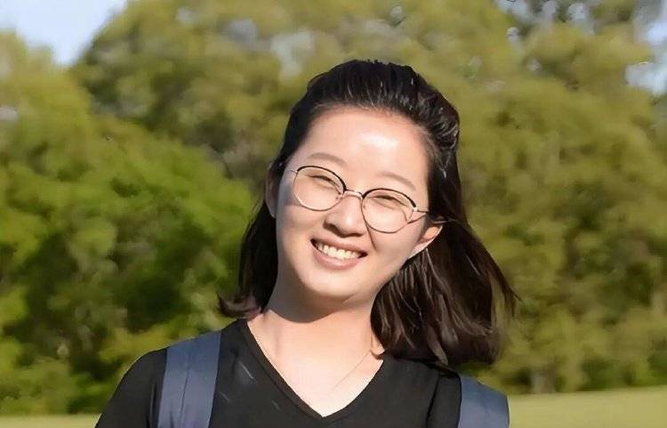 章莹颖男友国庆探望章父并协助直播<strong></p>
<p>虚拟币流量</strong>,网友劝其早点结婚,本人回应