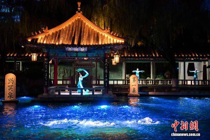 山东济南：趵突泉“趵突夜画”亮相