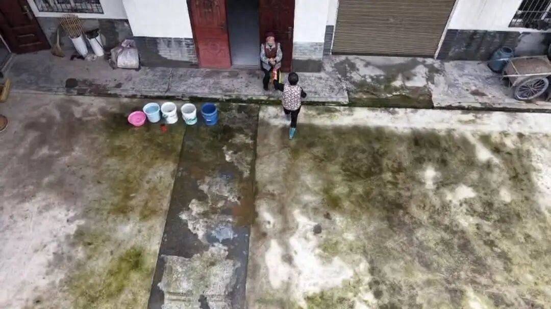 四川巴中男子宴席打包“坨子肉”<strong></p>
<p>MM虚拟币</strong>，用无人机“空投”给95岁外婆