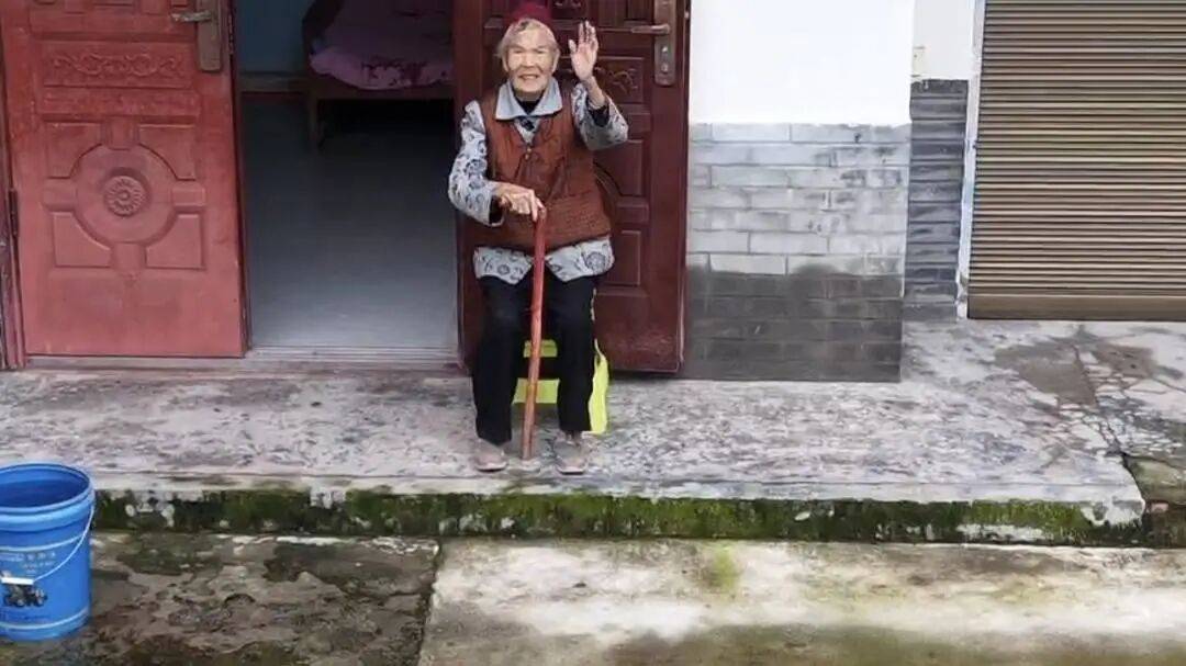 四川巴中男子宴席打包“坨子肉”<strong></p>
<p>MM虚拟币</strong>，用无人机“空投”给95岁外婆