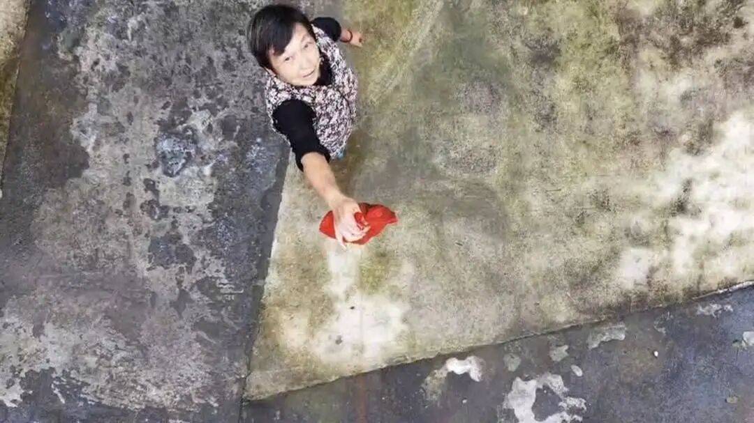 四川巴中男子宴席打包“坨子肉”<strong></p>
<p>MM虚拟币</strong>，用无人机“空投”给95岁外婆