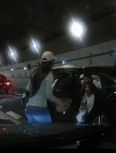 广州一男孩跪地拦车救母感动全网<strong></p>
<p>MM虚拟币</strong>,妈妈回应:哭着看完视频,“没有想到孩子这么爱我”