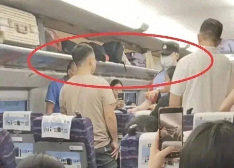 陌生男子对高铁邻座8岁女孩又亲又摸<strong></p>
<p>虚拟币取缔</strong>,竟称“她这么小没关系”,孩子妈妈报警