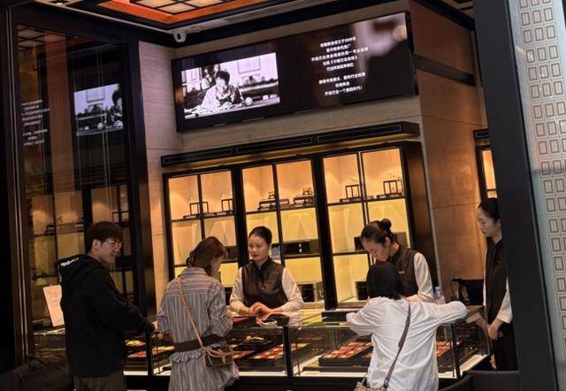 金价创历史新高！北京黄金消费“量价齐飞”<strong></p>
<p>虚拟币取缔</strong>，年轻人买金饰当“理财”，买涨不买跌成共识｜华夏双节观察