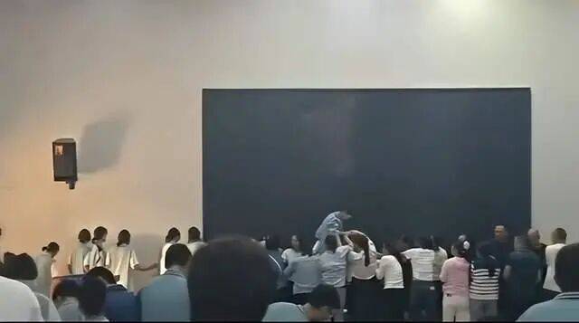 家长们跪成一排<strong></p>
<p>虚拟币取缔</strong>,学生蒙眼从背上踩过?教育局回应河南一中学举办活动引热议:正调查处理