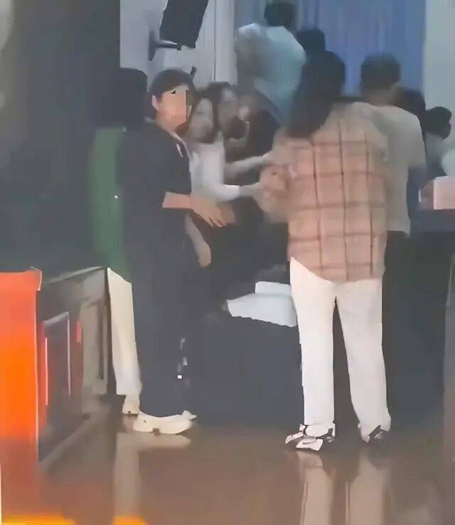 家长们跪成一排<strong></p>
<p>虚拟币取缔</strong>,学生蒙眼从背上踩过?教育局回应河南一中学举办活动引热议:正调查处理