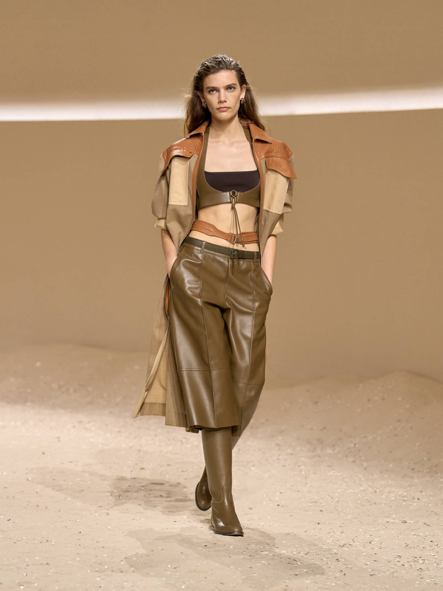 爱马仕秀场变沙滩<strong></p>
<p>虚拟币取缔</strong>，丝巾变上衣、亮色包袋注入新活力！