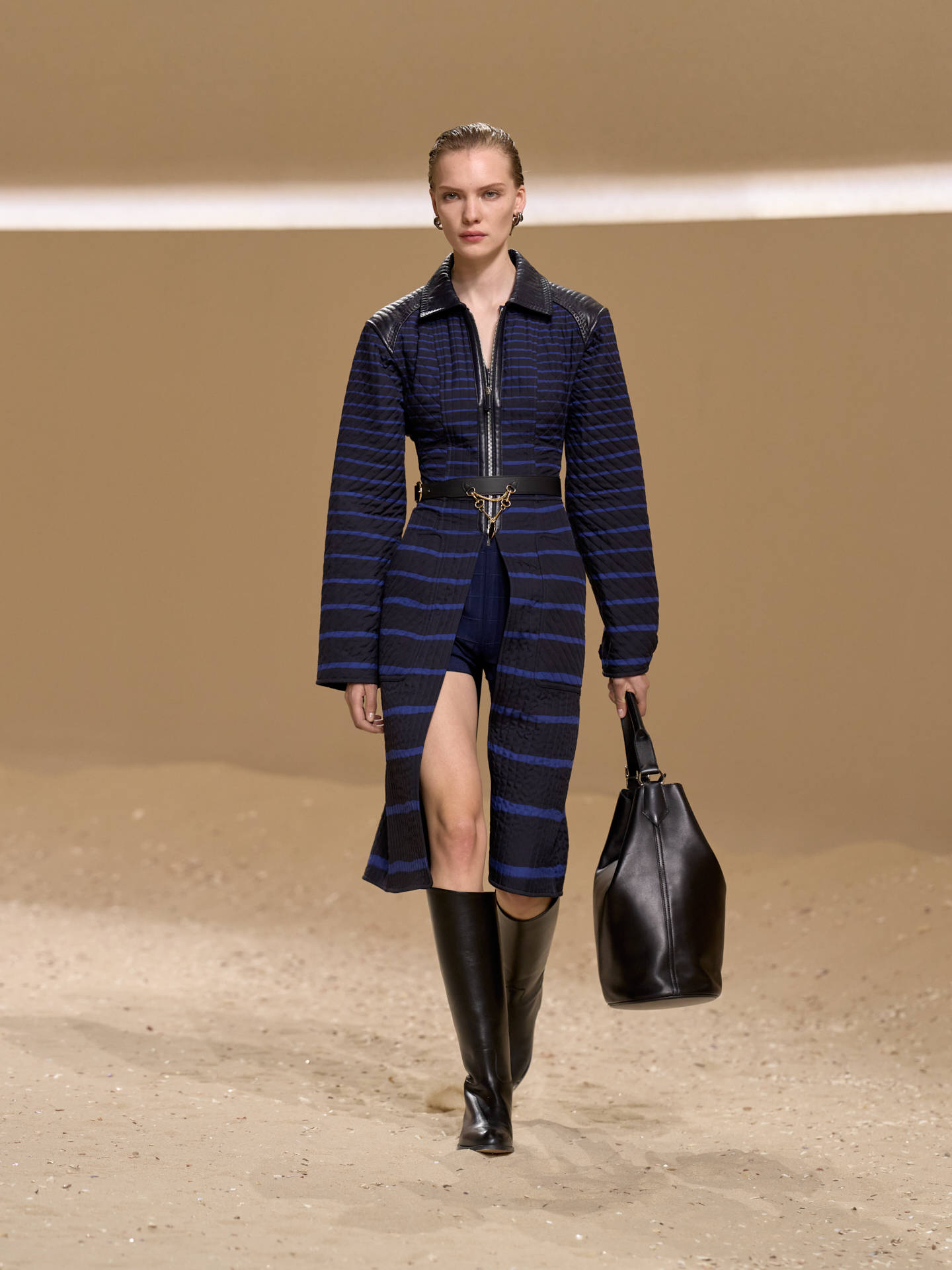 爱马仕秀场变沙滩<strong></p>
<p>虚拟币取缔</strong>，丝巾变上衣、亮色包袋注入新活力！