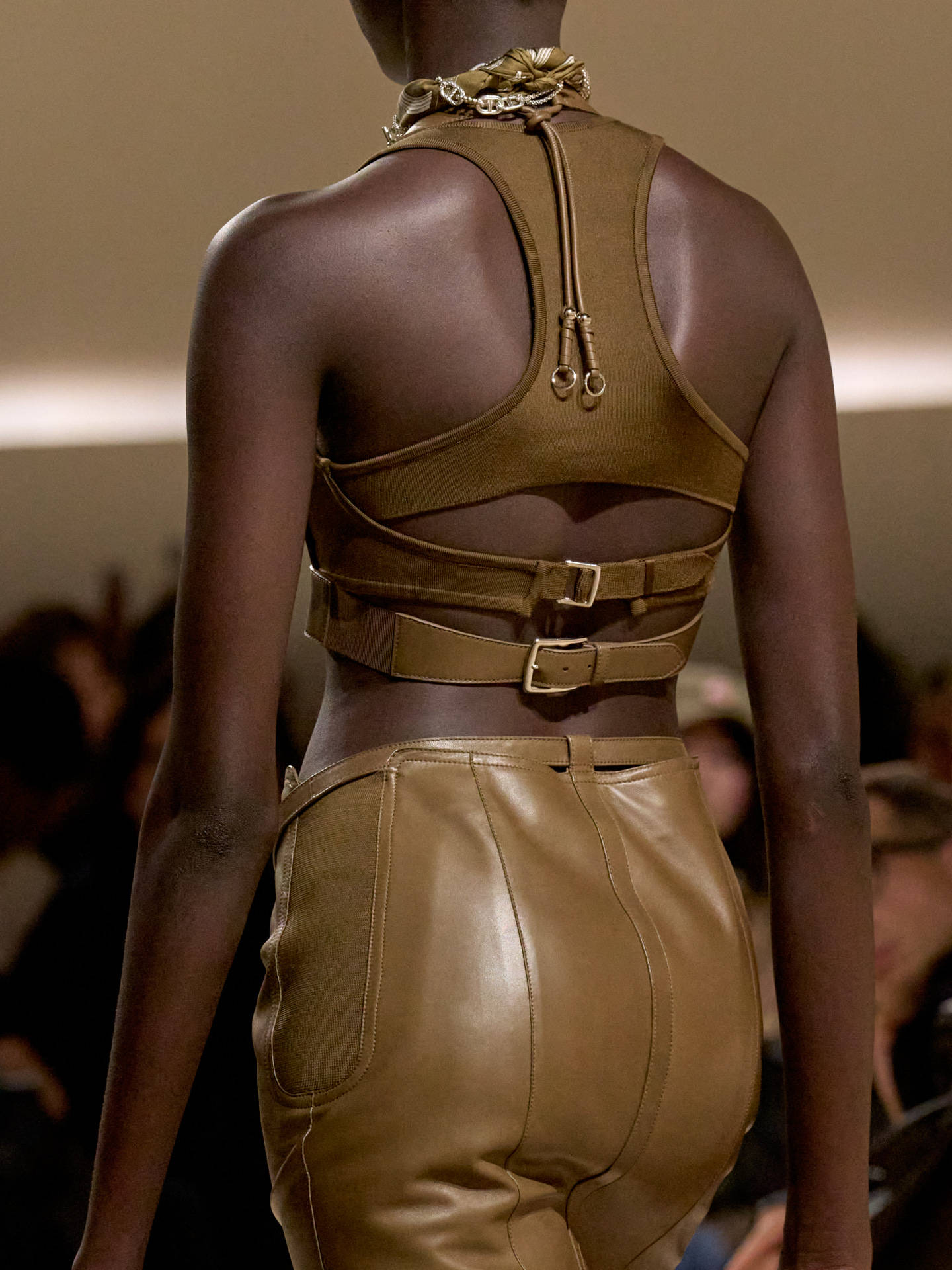 爱马仕秀场变沙滩<strong></p>
<p>虚拟币取缔</strong>，丝巾变上衣、亮色包袋注入新活力！