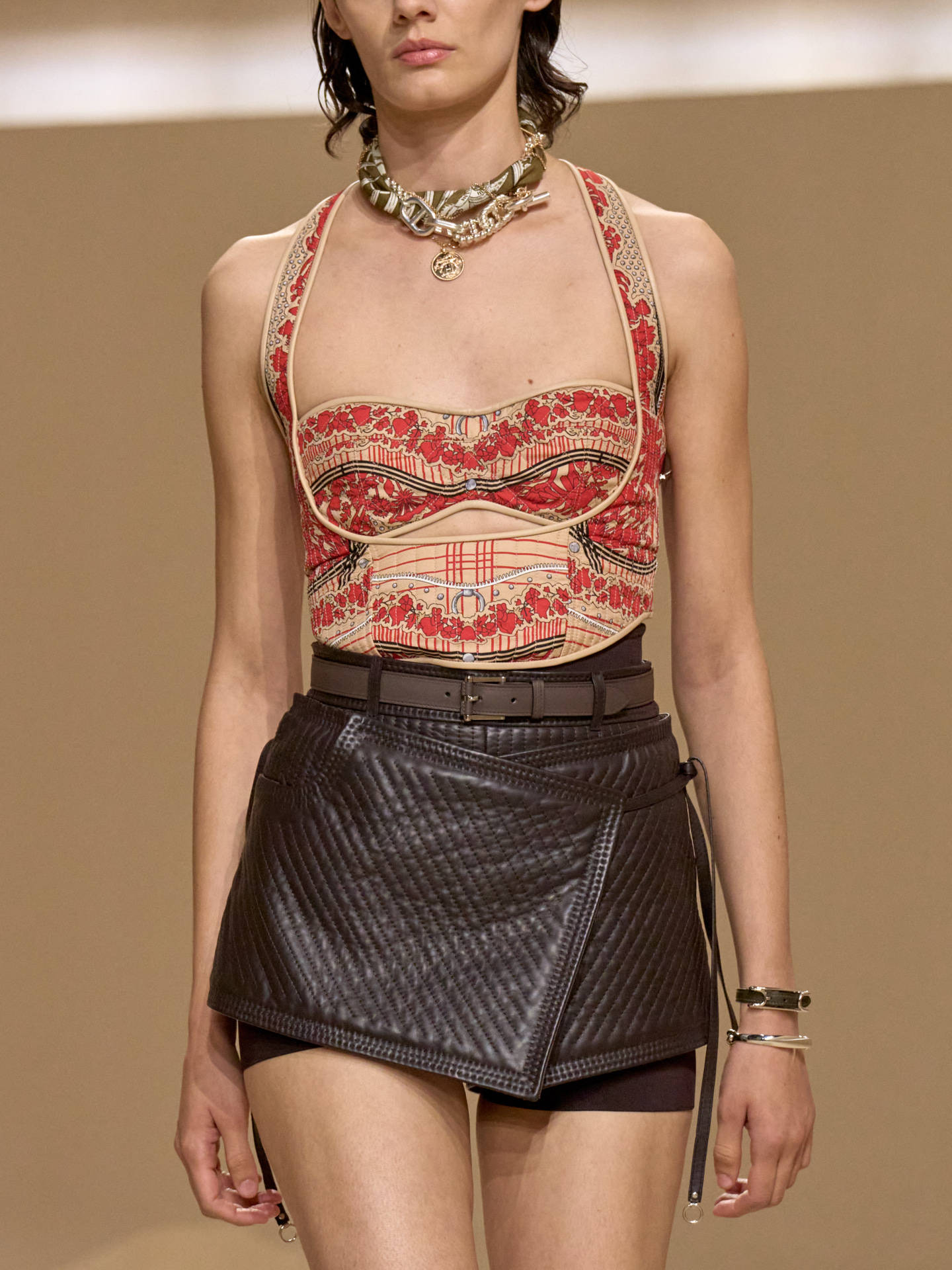 爱马仕秀场变沙滩<strong></p>
<p>虚拟币取缔</strong>，丝巾变上衣、亮色包袋注入新活力！