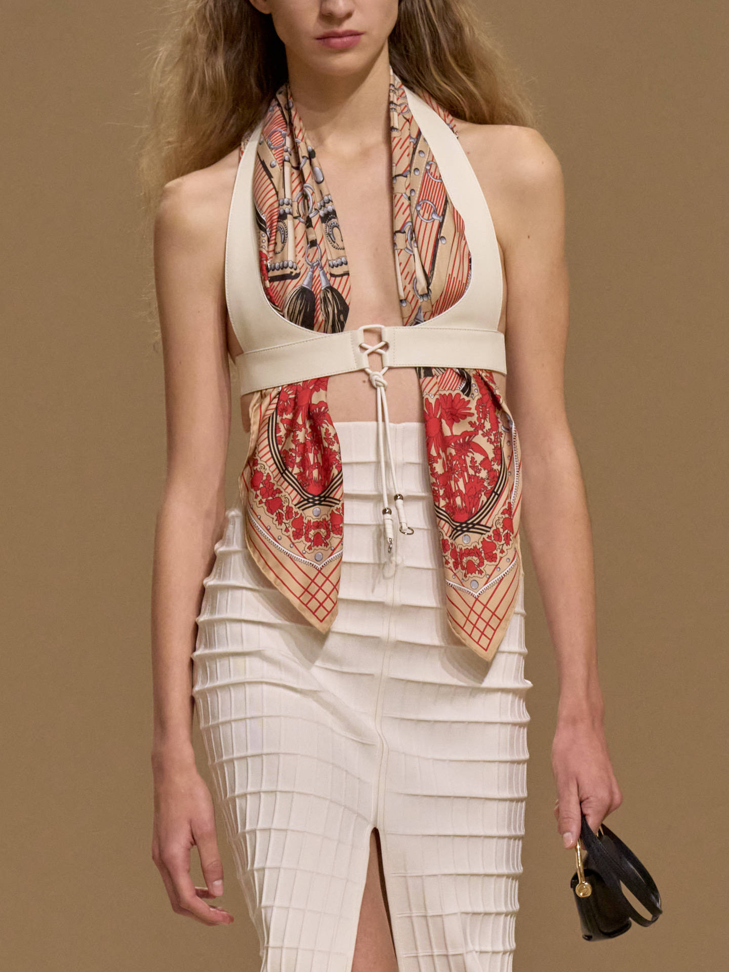 爱马仕秀场变沙滩<strong></p>
<p>虚拟币取缔</strong>，丝巾变上衣、亮色包袋注入新活力！